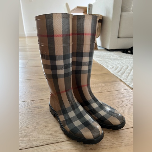 Women knew high Burberry rain boots - Picture 1 of 4